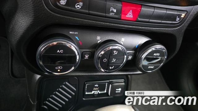 Jeep Renegade 2.4 Longitude High 2017 — фото 19