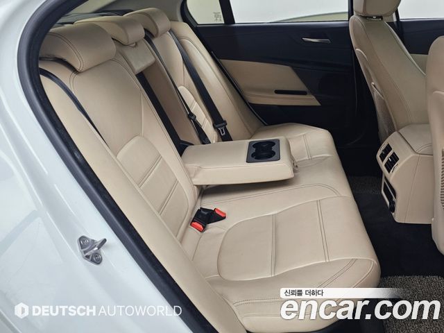 Jaguar XE 20d Prestige 2018 — фото 16