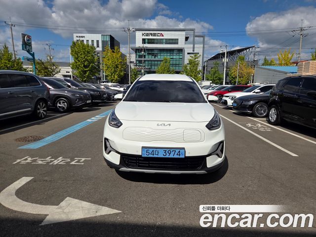 Kia Niro Plus Air 2023 — фото 1