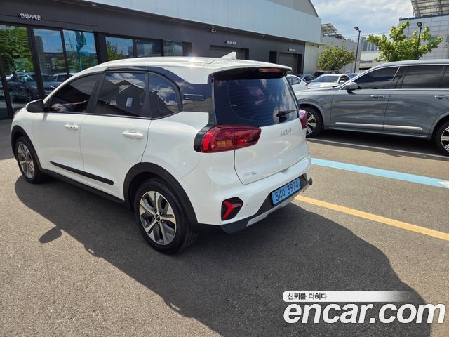 Kia Niro Plus Air 2023 — фото 4