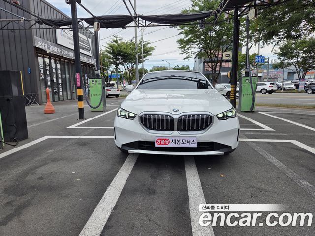 BMW 5 Series (G60) 520i 2024 — фото 3
