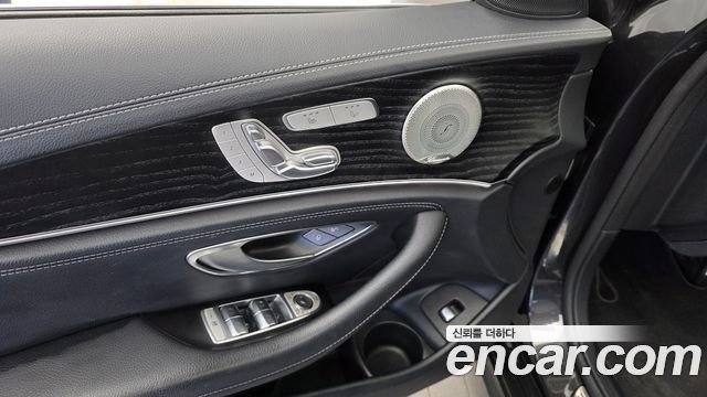 Mercedes-Benz E-Class (W213) E220d 4MATIC AMG Line 2022 — фото 29