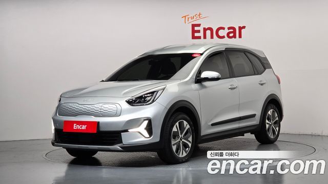 Kia Niro Plus Air 2023 — фото 1