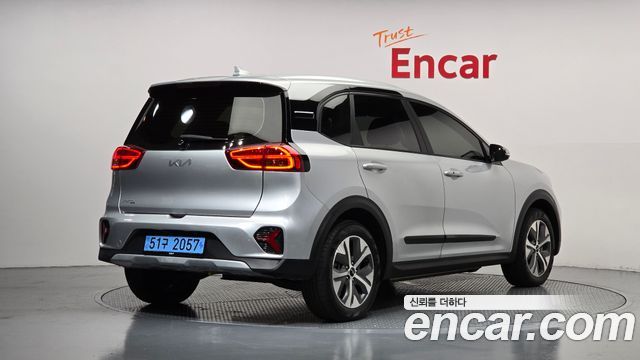 Kia Niro Plus Air 2023 — фото 2