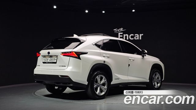 Lexus NX300h Executive 2017 — фото 2