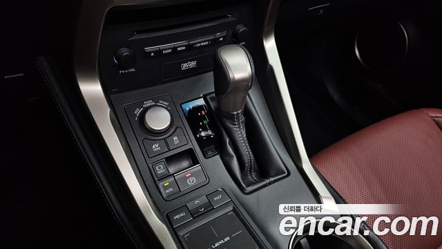 Lexus NX300h Executive 2017 — фото 9