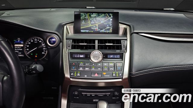 Lexus NX300h Executive 2017 — фото 14