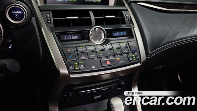 Lexus NX300h Executive 2017 — фото 18
