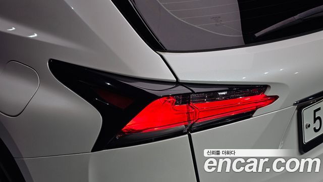 Lexus NX300h Executive 2017 — фото 23