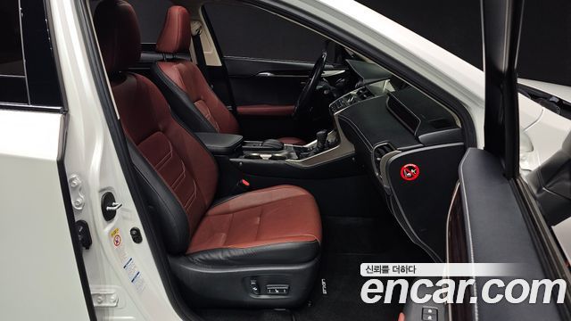 Lexus NX300h Executive 2017 — фото 26