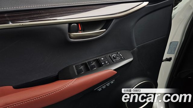 Lexus NX300h Executive 2017 — фото 28