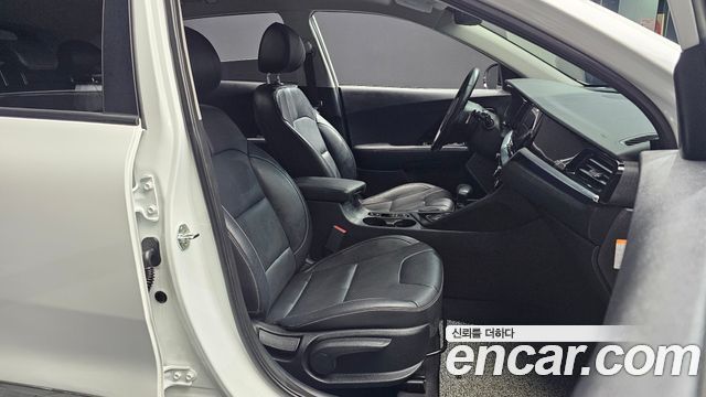 Kia Niro 1.6 HEV Noblesse Special 2020 — фото 26