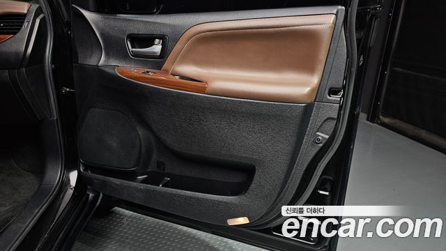 Toyota Sienna 3.5 AWD 2015 — фото 31