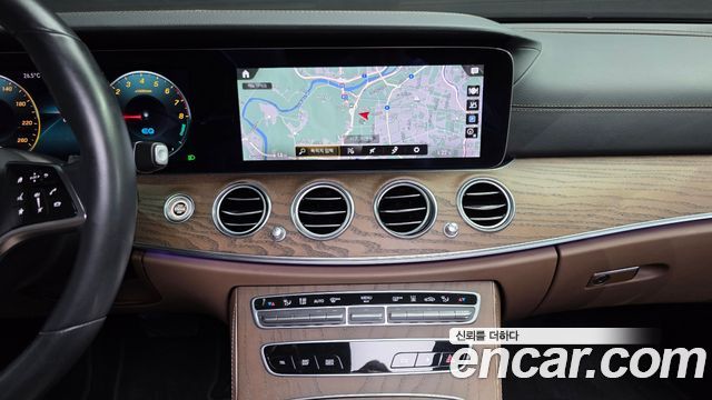 Mercedes-Benz E-Class (W213) E300e 4MATIC Exclusive 2021 — фото 17