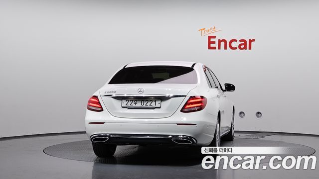 Mercedes-Benz E-Class (W213) E220d Avantgarde 2017 — фото 4