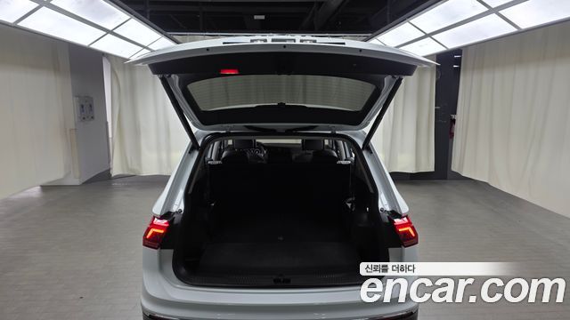 Volkswagen Tiguan Allspace 2.0 TSI Prestige 2023 — фото 18