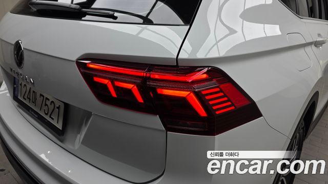 Volkswagen Tiguan Allspace 2.0 TSI Prestige 2023 — фото 23