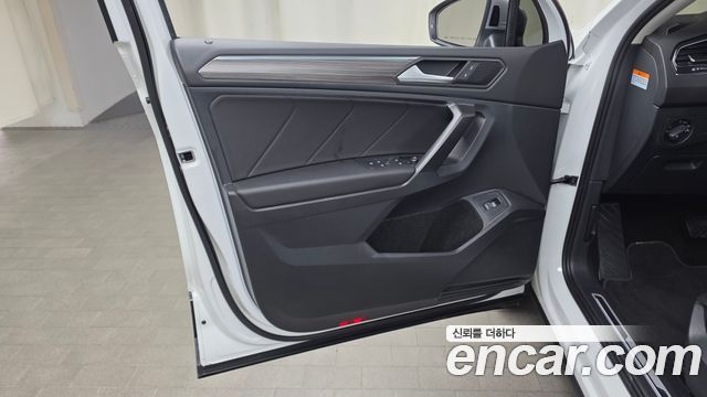 Volkswagen Tiguan Allspace 2.0 TSI Prestige 2023 — фото 24