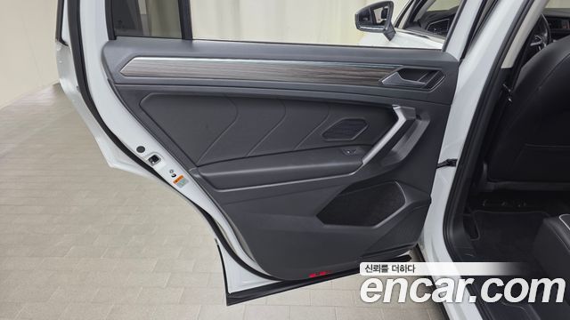 Volkswagen Tiguan Allspace 2.0 TSI Prestige 2023 — фото 25