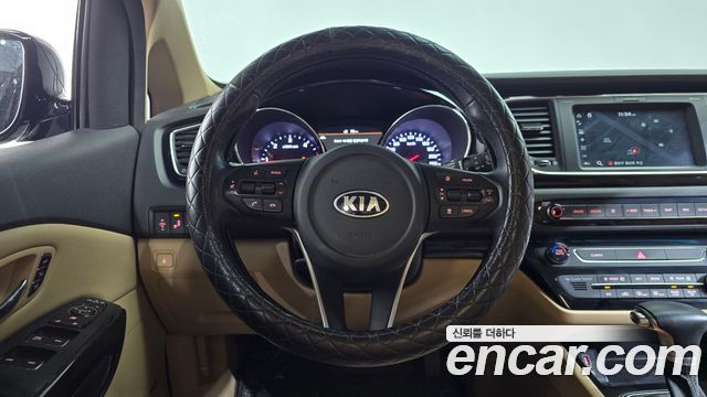 Kia Carnival 9-Seater Hi-Limousine Noblesse Special 2019 — фото 12