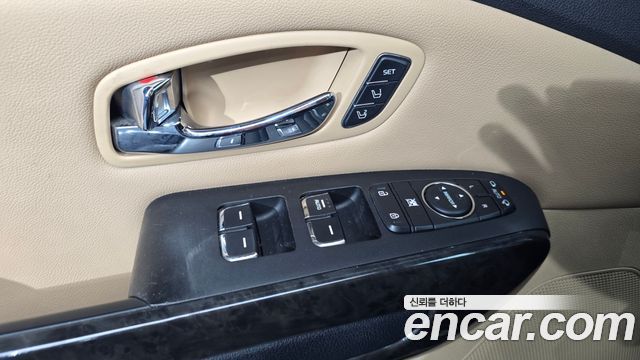 Kia Carnival 9-Seater Hi-Limousine Noblesse Special 2019 — фото 32
