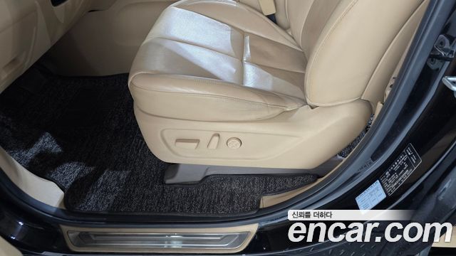 Kia Carnival 9-Seater Hi-Limousine Noblesse Special 2019 — фото 34