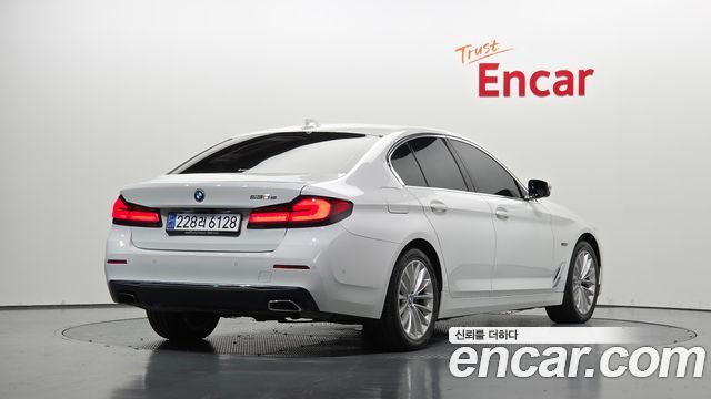 BMW 5 Series (G30) 530e Luxury 2022 — фото 2