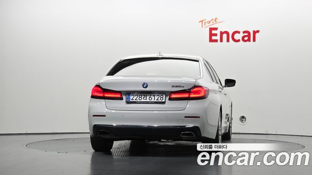BMW 5 Series (G30) 530e Luxury 2022 — фото 4