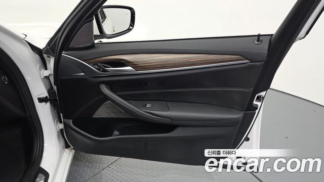 BMW 5 Series (G30) 530e Luxury 2022 — фото 30