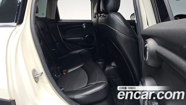 MINI Cooper 5Door Standard 3rd 2018 — фото 11