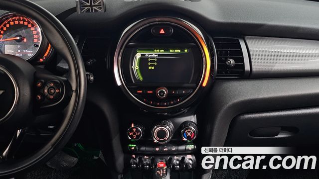 MINI Cooper 5Door Standard 3rd 2018 — фото 19