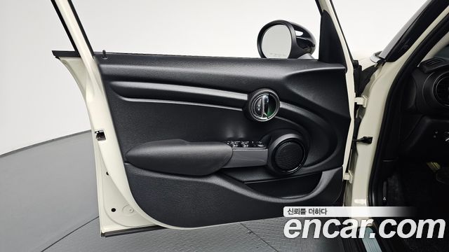 MINI Cooper 5Door Standard 3rd 2018 — фото 24