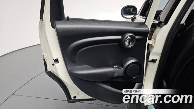 MINI Cooper 5Door Standard 3rd 2018 — фото 25