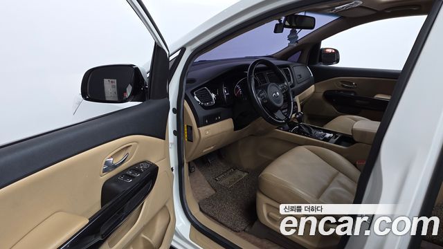 Kia Carnival 9-seater Prestige 2015 — фото 10