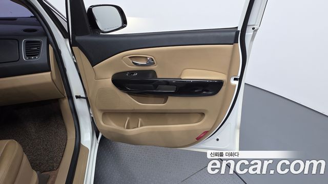 Kia Carnival 9-seater Prestige 2015 — фото 24