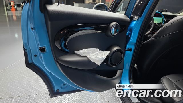 MINI Cooper 5Door HIGH 3rd 2018 — фото 25