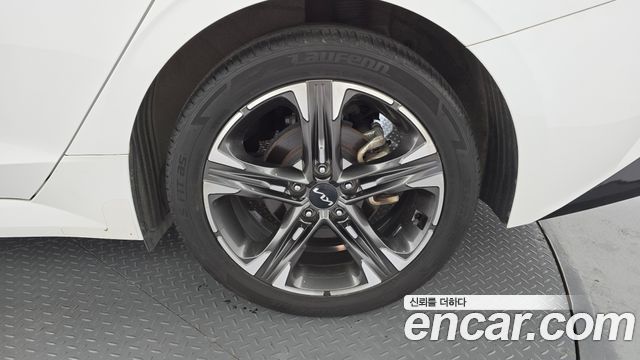 Kia K5 (III) 2.0 Prestige 2023 — фото 21