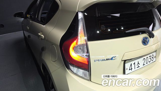 Toyota Prius C 1.5 2019 — фото 23