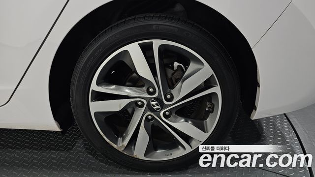 Hyundai Avante 1.6 GDi 10 Million Limited Standard 2015 — фото 21