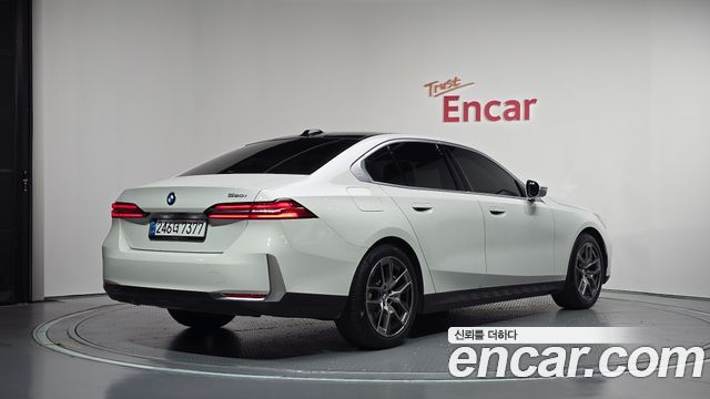 BMW 5 Series (G60) 520i 2024 — фото 2