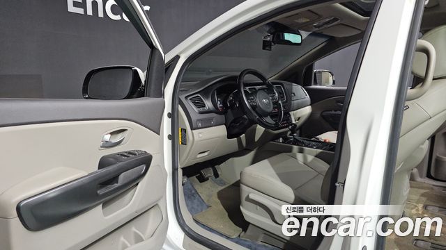 Kia Carnival 9-seater Luxury 2015 — фото 10