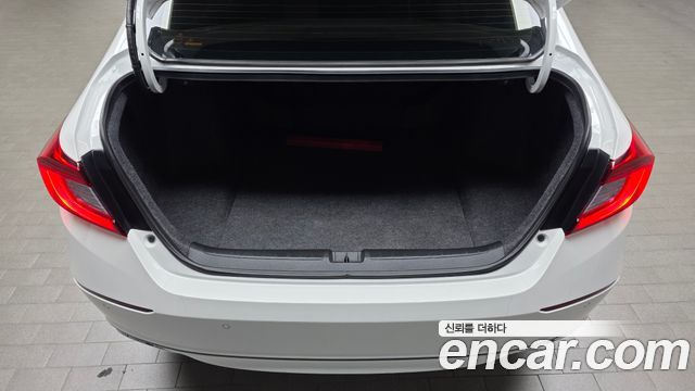 Honda Accord (X) 2.0 Hybrid Touring 2019 — фото 16