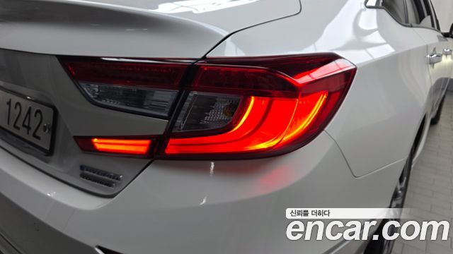 Honda Accord (X) 2.0 Hybrid Touring 2019 — фото 23