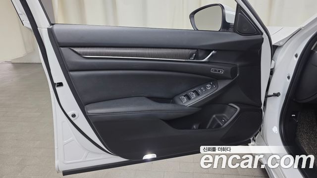 Honda Accord (X) 2.0 Hybrid Touring 2019 — фото 24