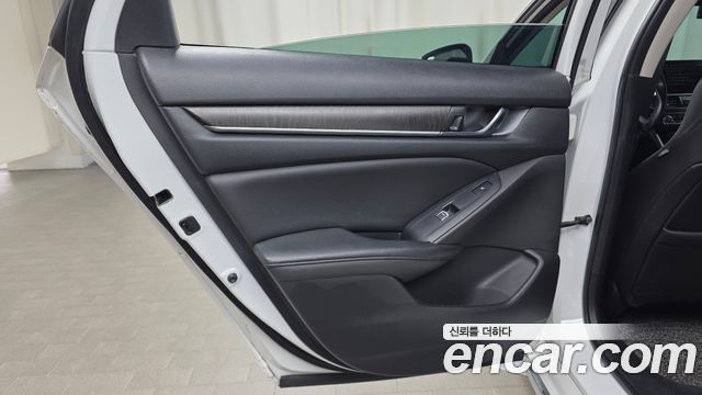 Honda Accord (X) 2.0 Hybrid Touring 2019 — фото 25