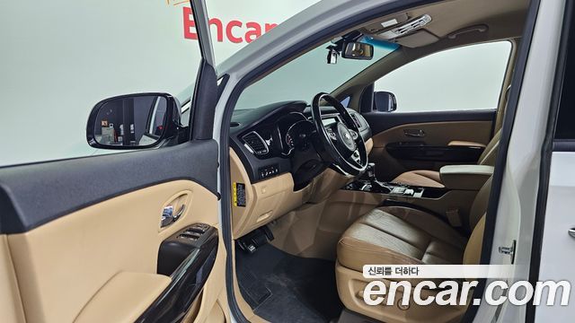 Kia Carnival 7-seater Limousine VIP 2018 — фото 10