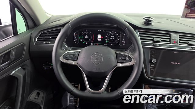 Volkswagen Tiguan (II) 2.0 TDI Premium 2021 — фото 16