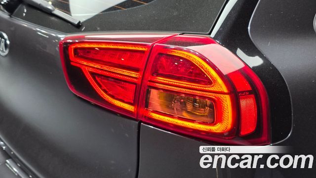 Kia Niro 1.6 HEV Prestige 2020 — фото 23