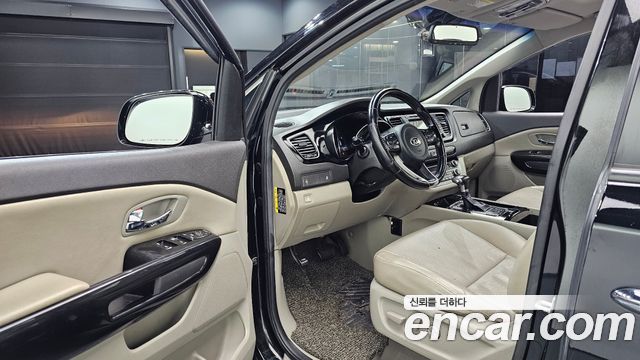 Kia Carnival 9-seater Prestige 2017 — фото 10