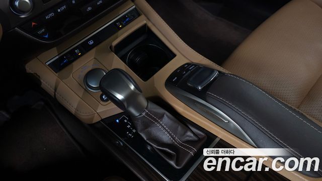 Lexus ES300h Supreme XV60 2017 — фото 9